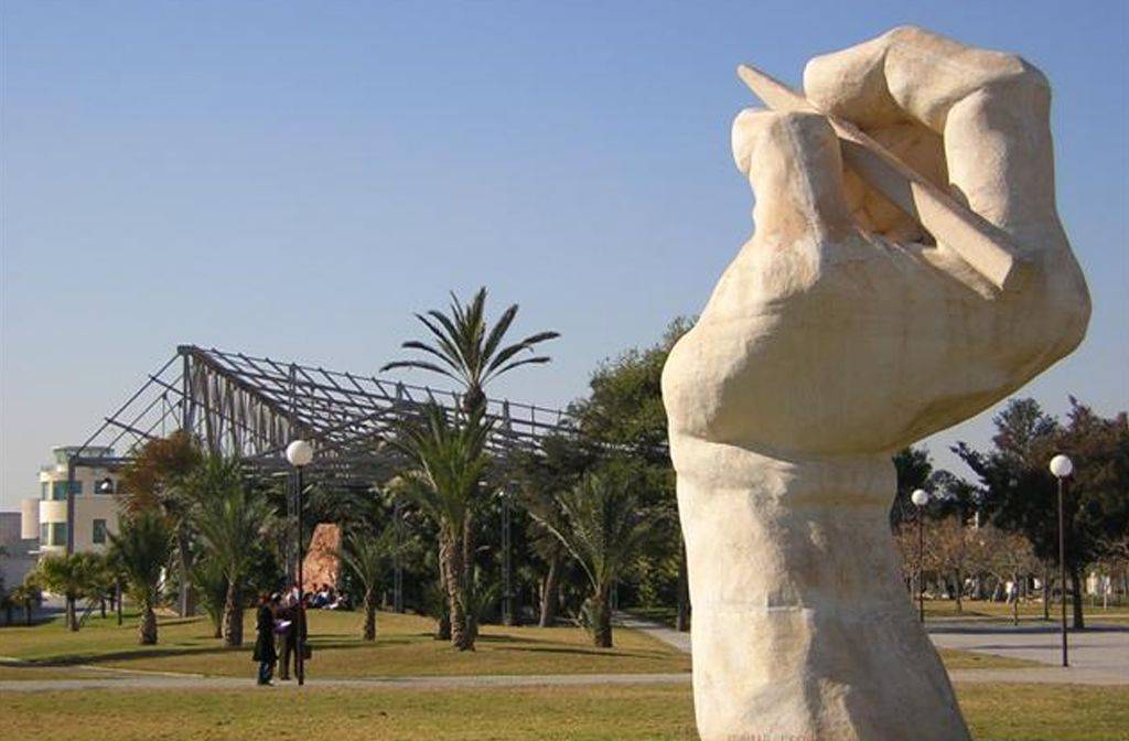 Une sculpture à l'université d'Alicante