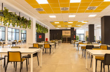 Cantine. L’endroit où les étudiants prennent leurs petit-déjeuner, déjeuner et dîner. 