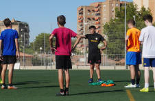 Thumbnail nos étudiants se préparant pour jouer au foot