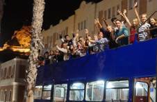 Thumbnail nos étudiants dans un bus touristique