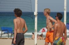 Thumbnail les campeurs de l’ISC Spain jouant au beach-volley