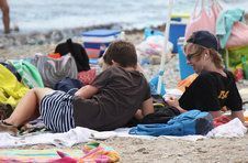 Thumbnail les étudiants se relaxant lors de la journée plage