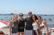 Thumbnail groupe d’étudiants de l’ISC Spain sur la plage de l’île de Tarbaca