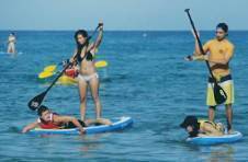 Thumbnail nos étudiants ramant sur une planche de surf, lors de notre programme activités nautiques