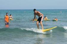 Thumbnail les campeur de l’ISC Spain, apprenant comment surfer