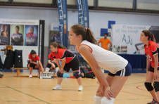 Thumbnail nos campeurs jouant au volley