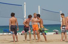 Thumbnail les étudiants de l’ISC Spain jouant au volley à la plage.