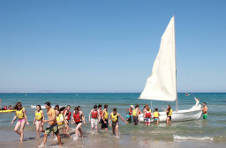 Thumbnail les étudiants de l’ISC Spain sur un voilier à une plage d’Alicante
