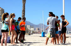 Thumbnail une équipe de Volley dans notre colonie d’été en Espagne.